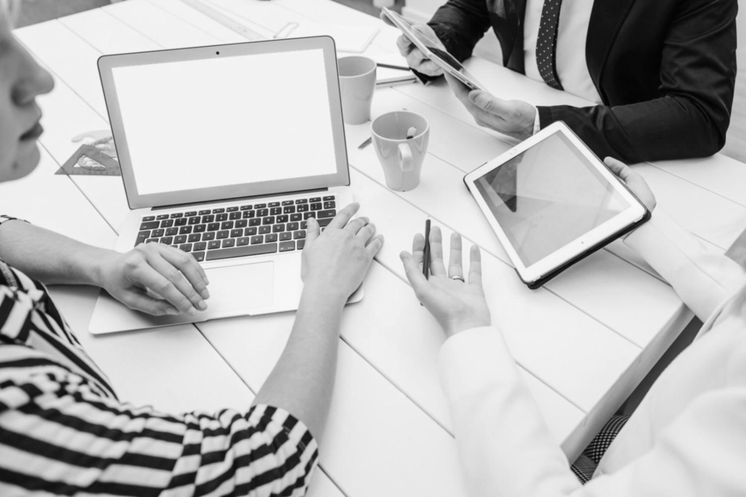 Arbeitsplatz mit Finanzanalyse-Dashboard