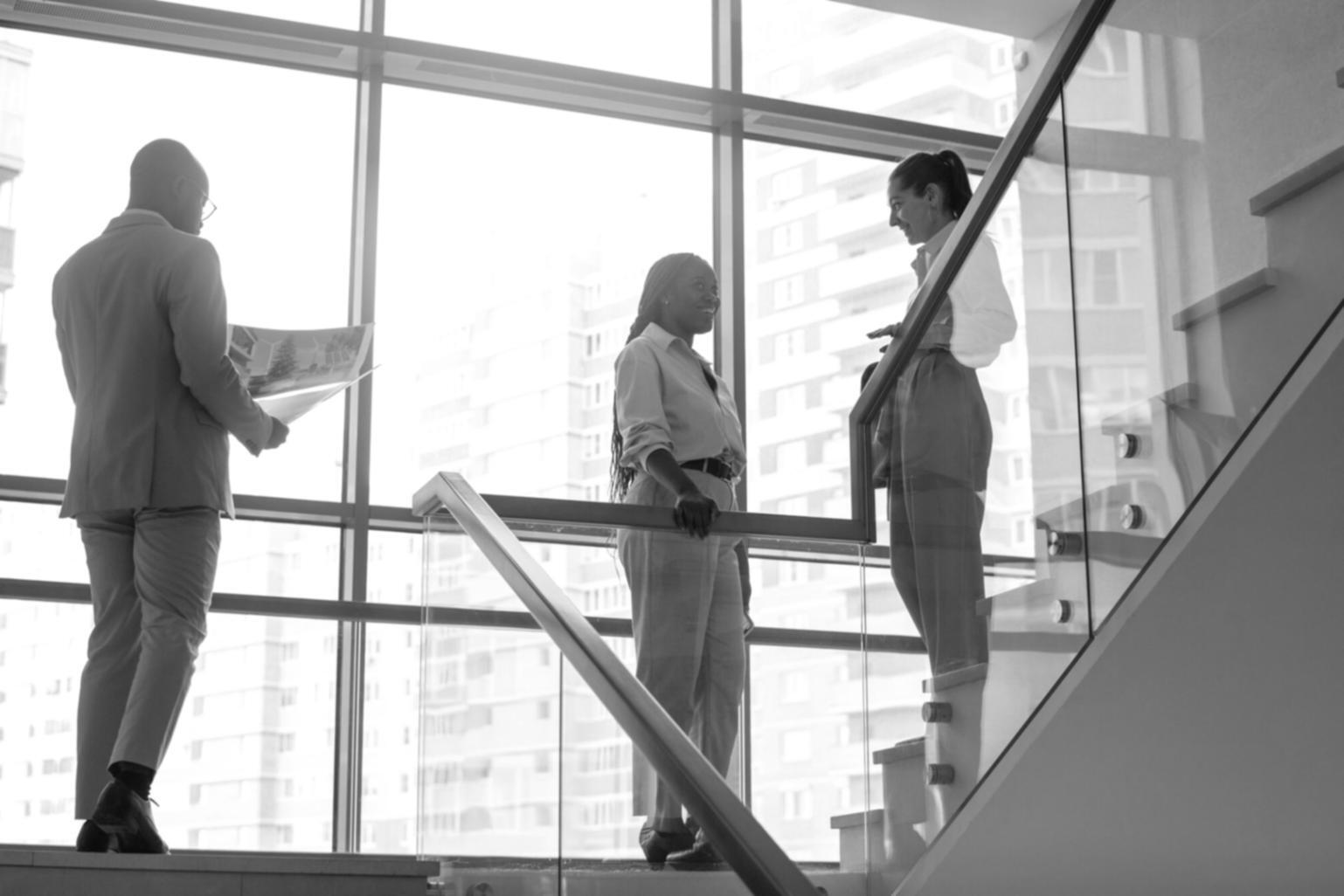 Teammitglieder bei der gemeinsamen Arbeit an Finanzanalyse-Projekten