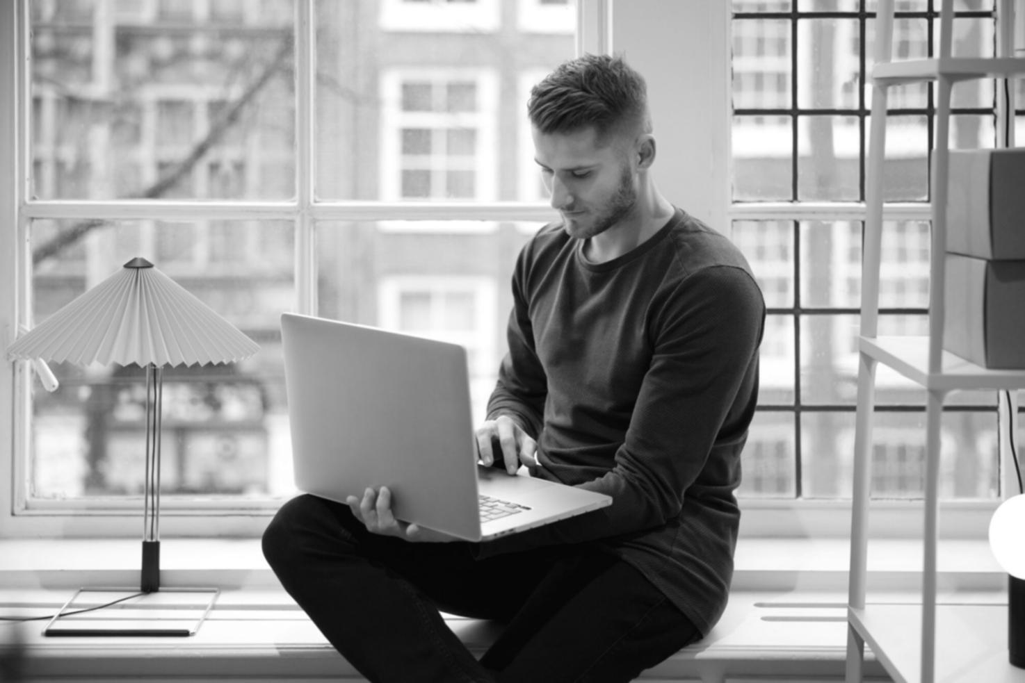 Detaillierte Finanzberichte und Analysen auf modernem Arbeitsplatz