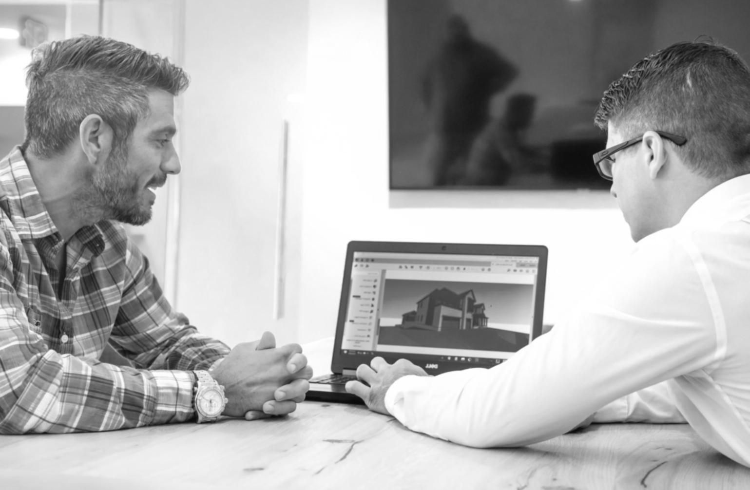 Teammitglied bei der Entwicklung von Analysefunktionen