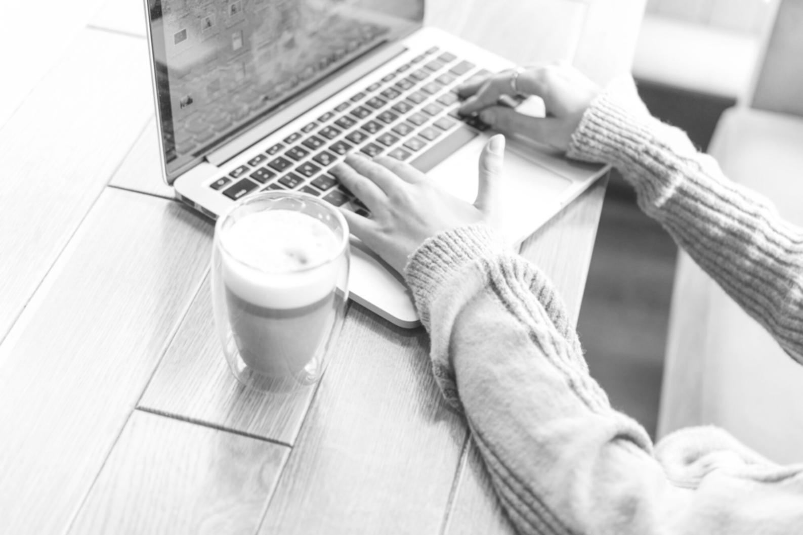 Teilnehmer arbeitet mit Finanzanalyse-Software an realen Datensätzen